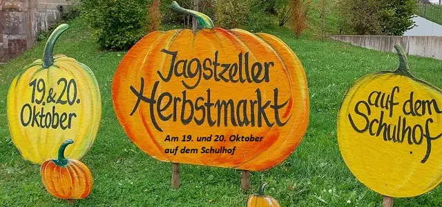 Oranger Holzkürbis beschriftet mit Jagstzeller Herbstmarkt am 19. und 20.Oktober auf dem Schulhof